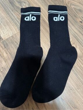 ALO Yoga Black Crew Socks with White Logo Stripe shoe size 5-7